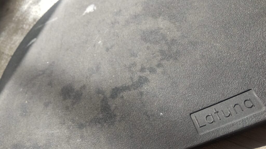 2、黒いモデルだと痛みが目立ちにくいという意外な利点