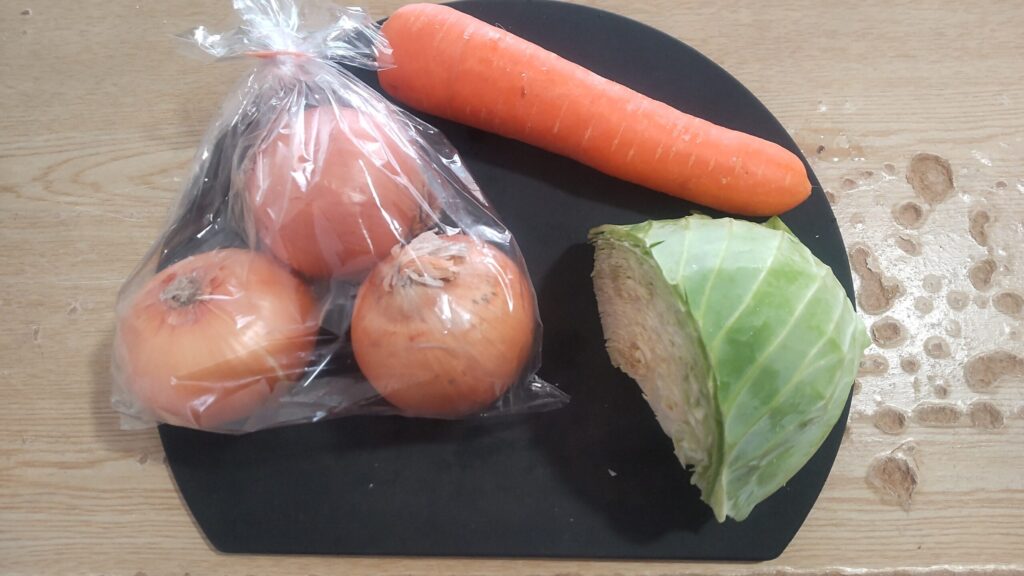 3、丸型モデルは食材置き場として便利に使える