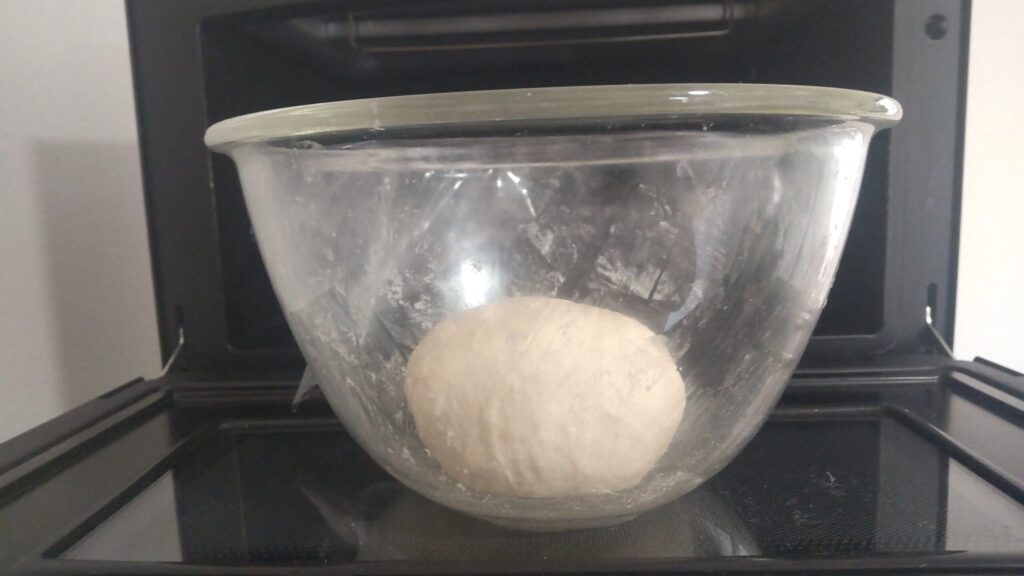 生地の乾燥を防ぐため動作中はラップを被せて