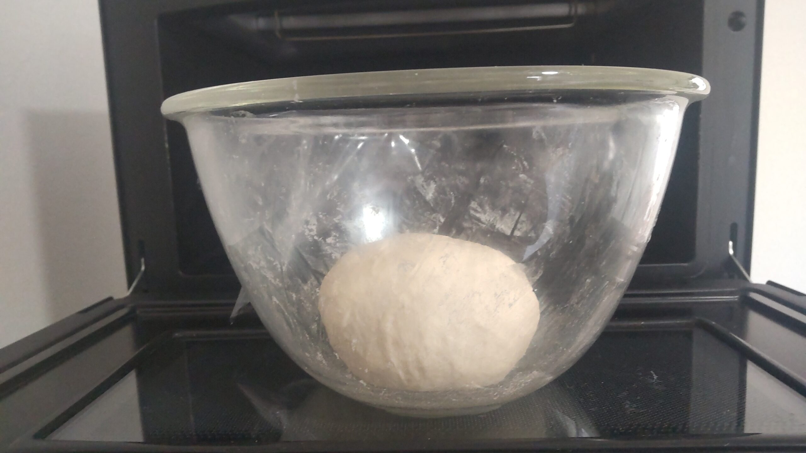 発酵時はラップが基本！生地の乾燥を防ぐ大切な工程