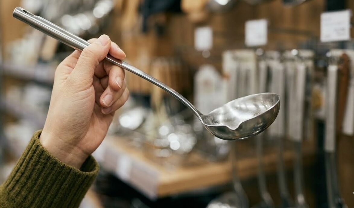 注ぎやすい横口タイプの100均モデルの魅力